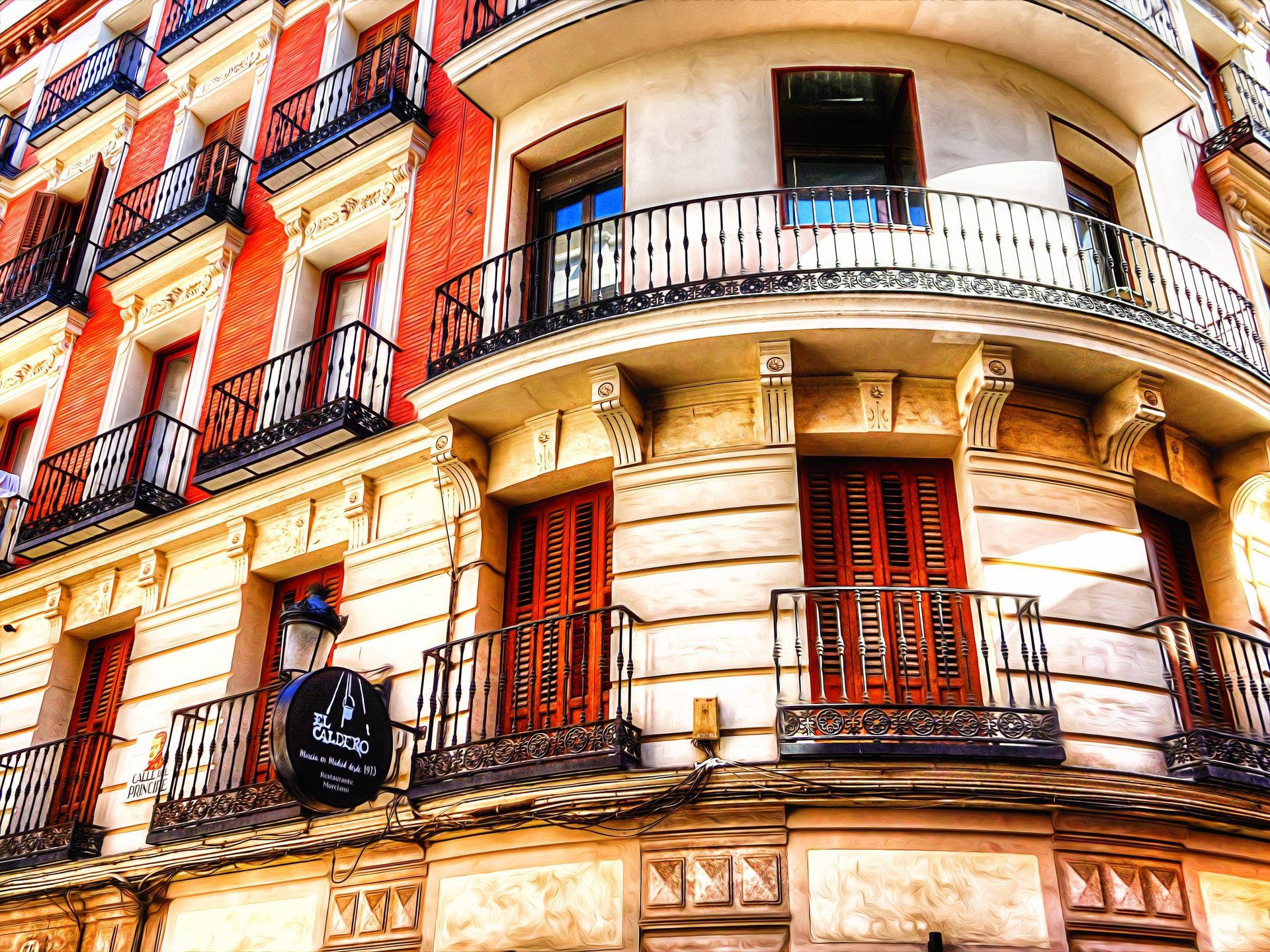 Edificio clásico madrileño con balcones