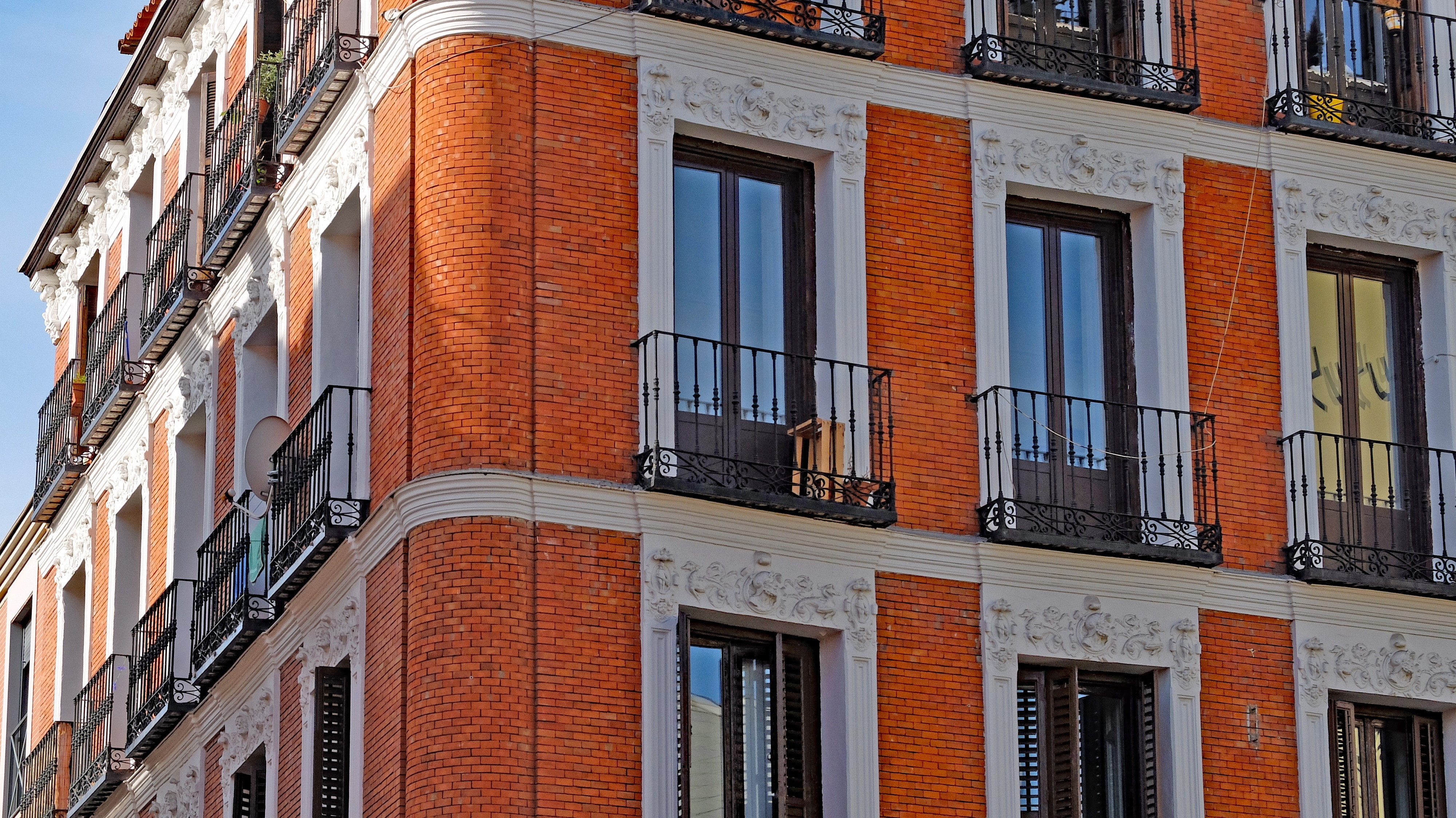 Edificio residencial de ladrillo en Madrid