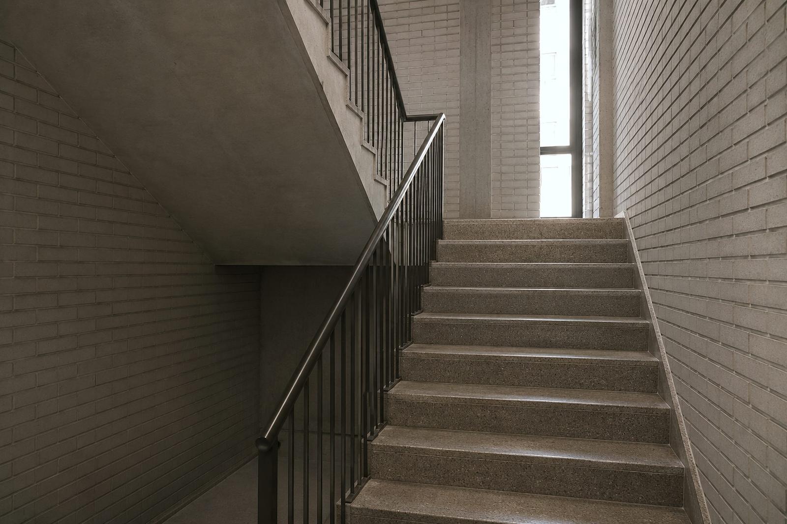 Escalera comunitaria: Peldañeado, huella y contrahuella, altura y firmeza de las
